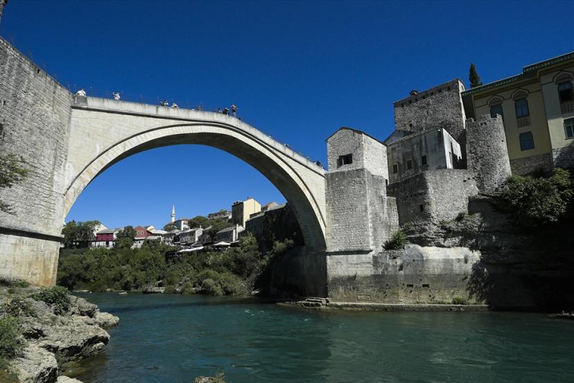 Mostar'ın simgesi Osmanlı mirası köprü, turist çekiyor