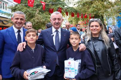 Kocaeli’de gelenek bozulmadı kitaplar yine ağaçlarda açtı