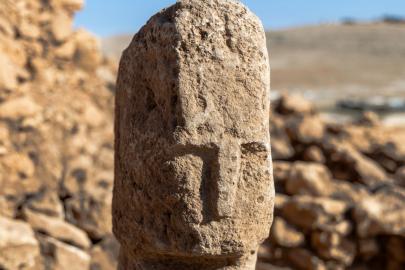 Şanlıurfa'daki kazılarda Karahantepe'de insan yüzlü T biçimli dikilitaş bulundu