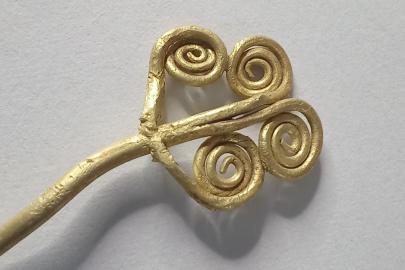 Troya'da 4 bin 500 yıllık altın broş gün yüzüne çıkartıldı