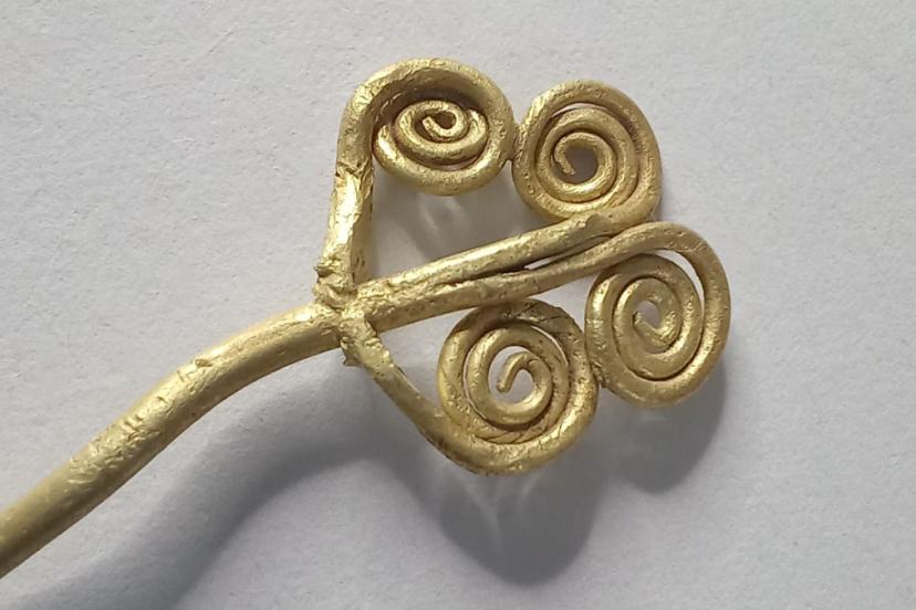 Troya'da 4 bin 500 yıllık altın broş gün yüzüne çıkartıldı