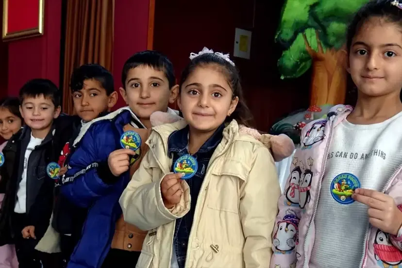 &quot;Akıllı Tavşan Momo ve Orman Dostları&quot; tiyatro oyunu Kars&apos;ta çocuklarla buluştu