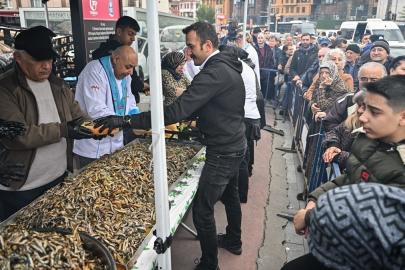 Eyüpsultan’da Hamsi Festivali coşkusu: Vatandaşlara 1 ton hamsi dağıtıldı