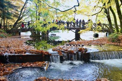 Yedigöller sonbaharda ziyaretçi akınına uğruyor