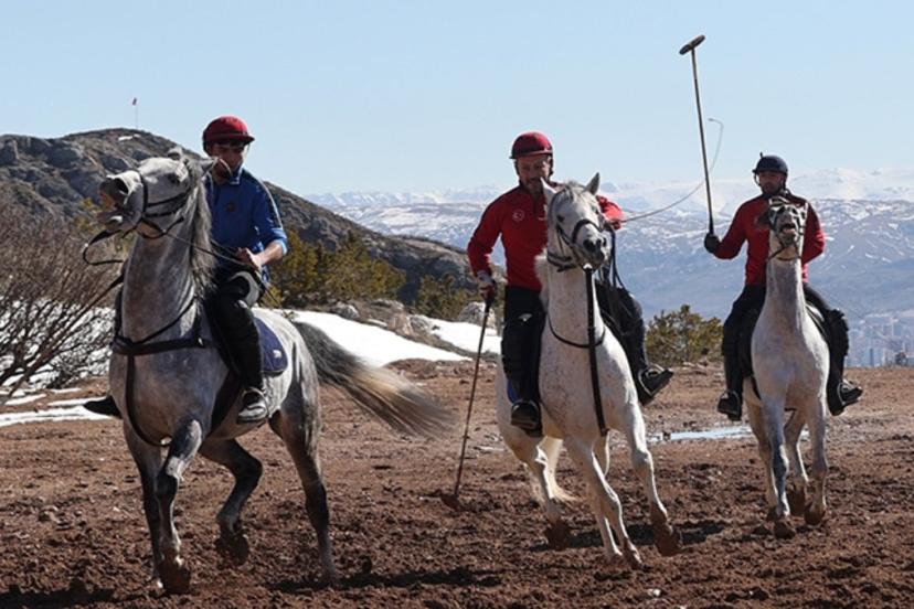 Binlerce yıllık atlı oyun çevgan, Sivas’ta yeniden hayat buldu