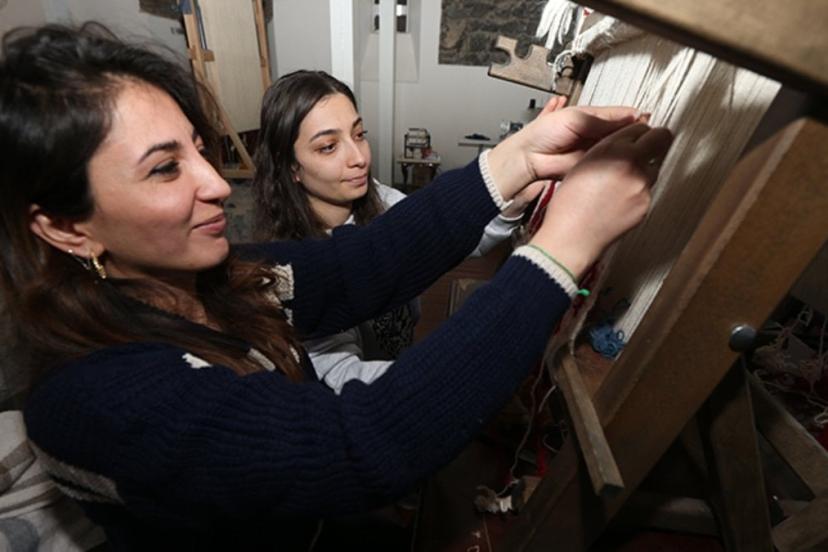 Coğrafi işaretli Kars halısı kadınların ilmekleriyle yeniden hayat buluyor