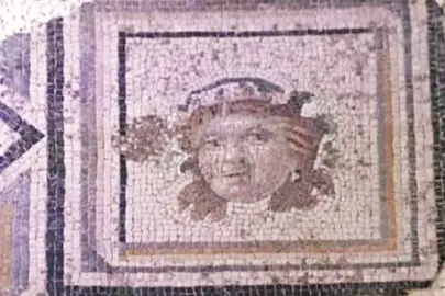 Çingene Kızı Mozaiği ait olduğu yerde