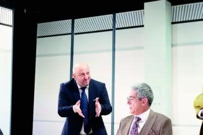 Metot ve Devlerin Savaşı aynı sahnede