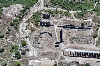 Aspendos'un 2 bin yıllık tiyatro caddesi gün yüzüne çıkarıldı