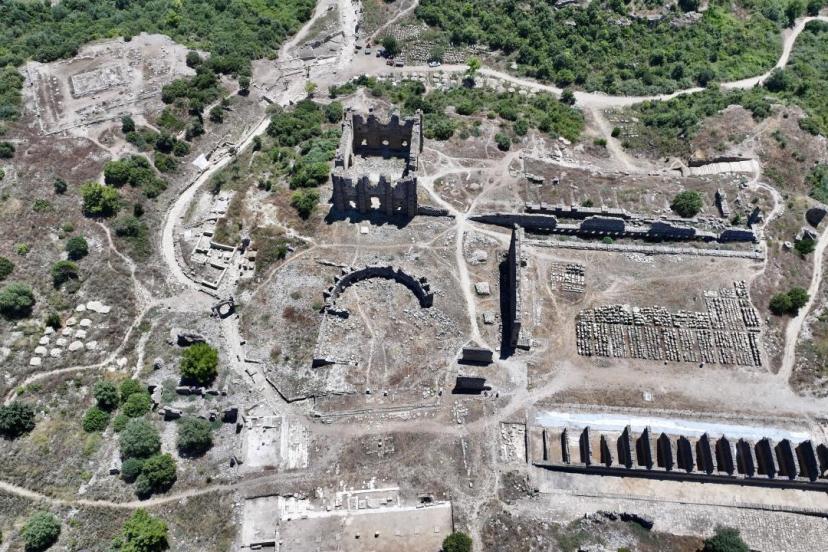 Aspendos'un 2 bin yıllık tiyatro caddesi gün yüzüne çıkarıldı