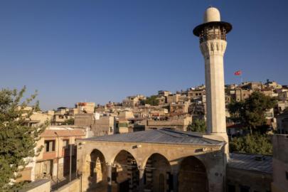 Depremlerde hasar gören 2 cami restore edildi