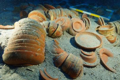 Akdeniz'in derinliklerinden 2 bin 100 yıllık sofra takımı çıkarıldı